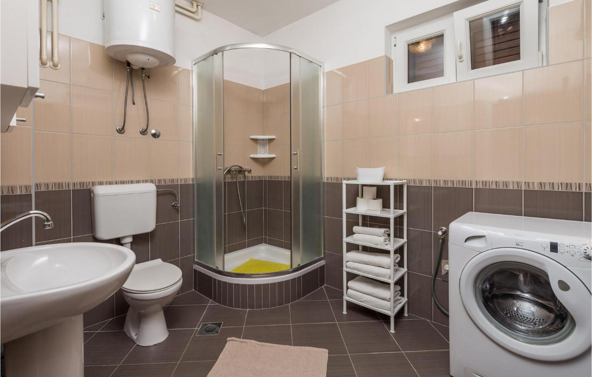 2 Bedroom Awesome Apartment In Pag Pag Town Extérieur photo