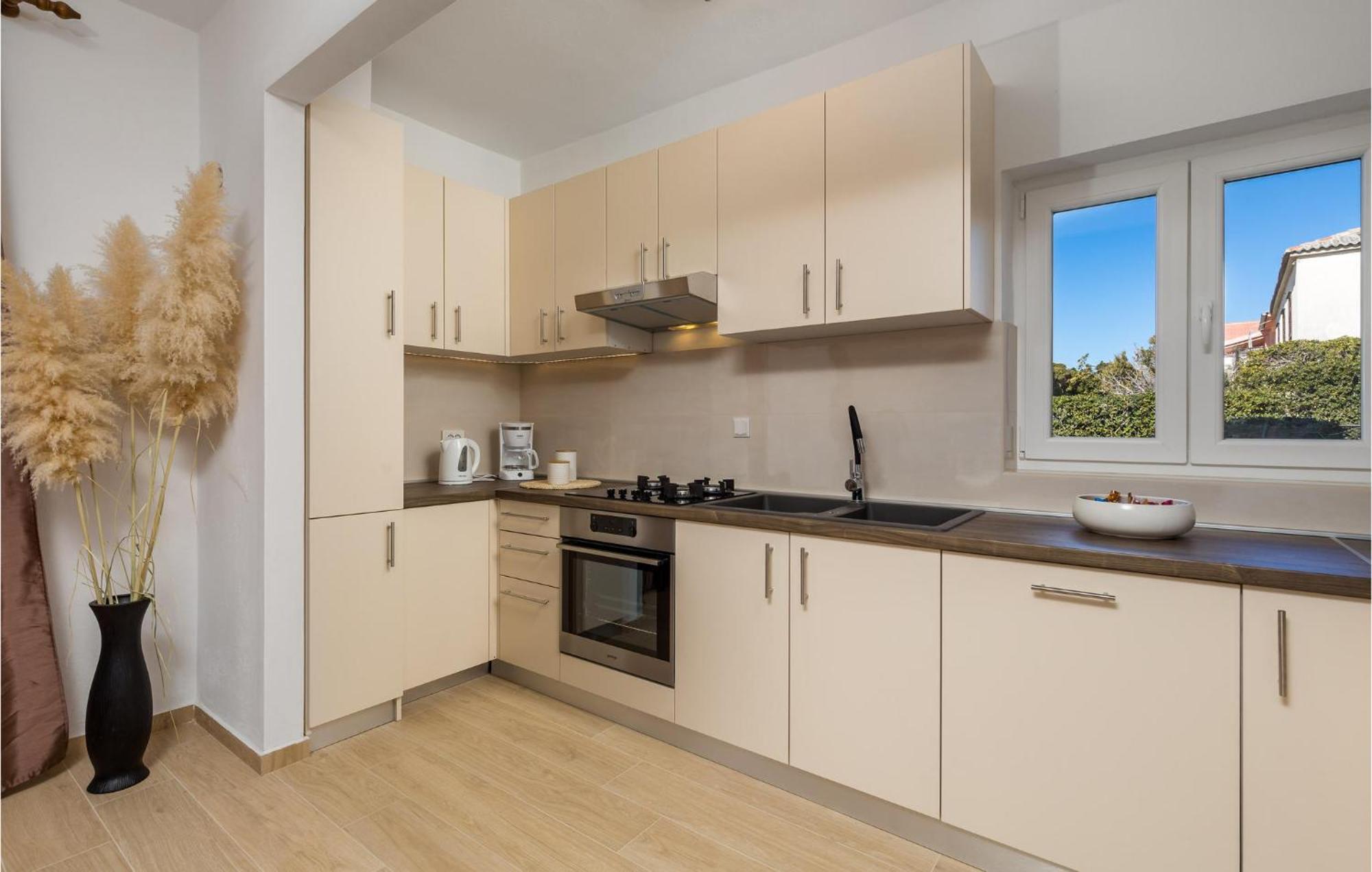 2 Bedroom Awesome Apartment In Pag Pag Town Extérieur photo