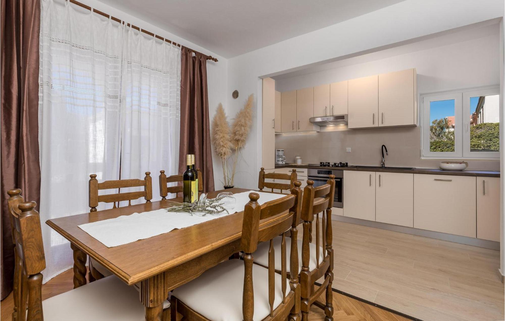 2 Bedroom Awesome Apartment In Pag Pag Town Extérieur photo